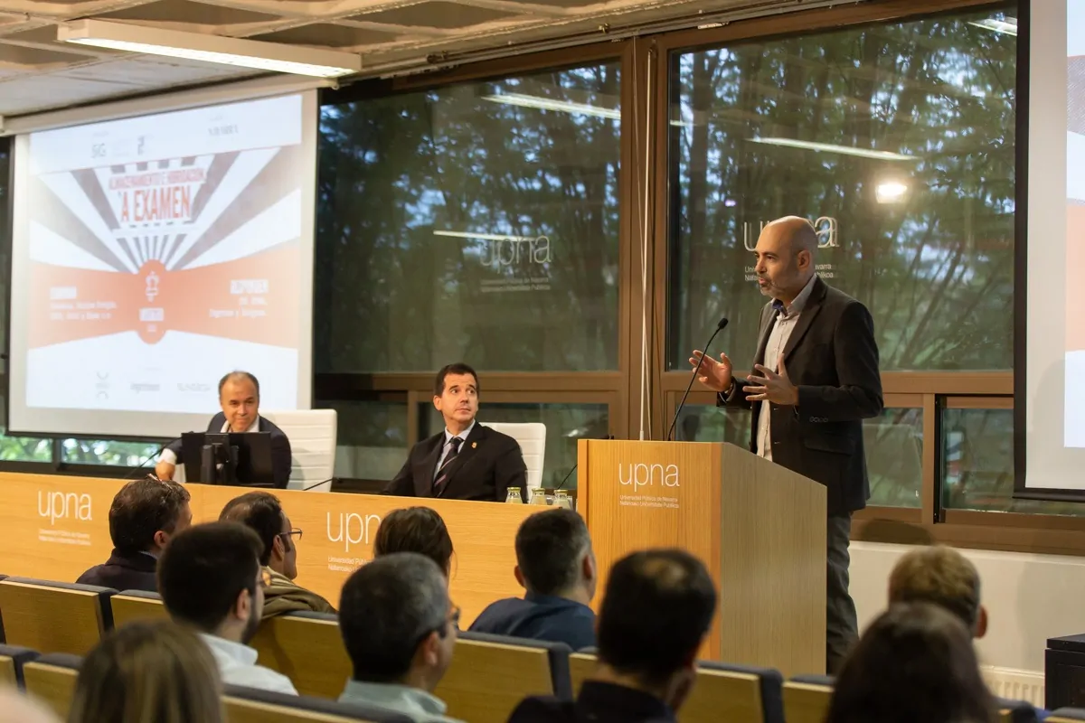 Xabier Barón, director de Operaciones en SiG Coop, junto a Irujo y Arregui.