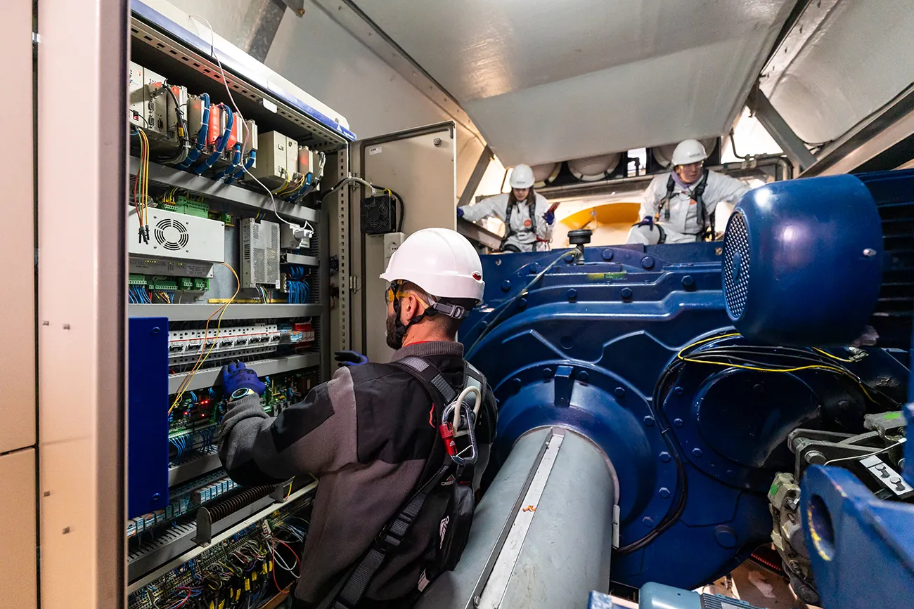 Los técnicos que se encuentran en el interior del aerogenerador reciben instrucciones de sus compañeros apostados en el centro de control.