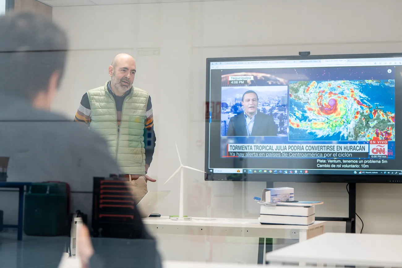 Al finalizar el desafío, el equipo tiene la oportunidad de analizar su comportamiento y apreciar los errores cometidos. Barón es el responsable de la formación.